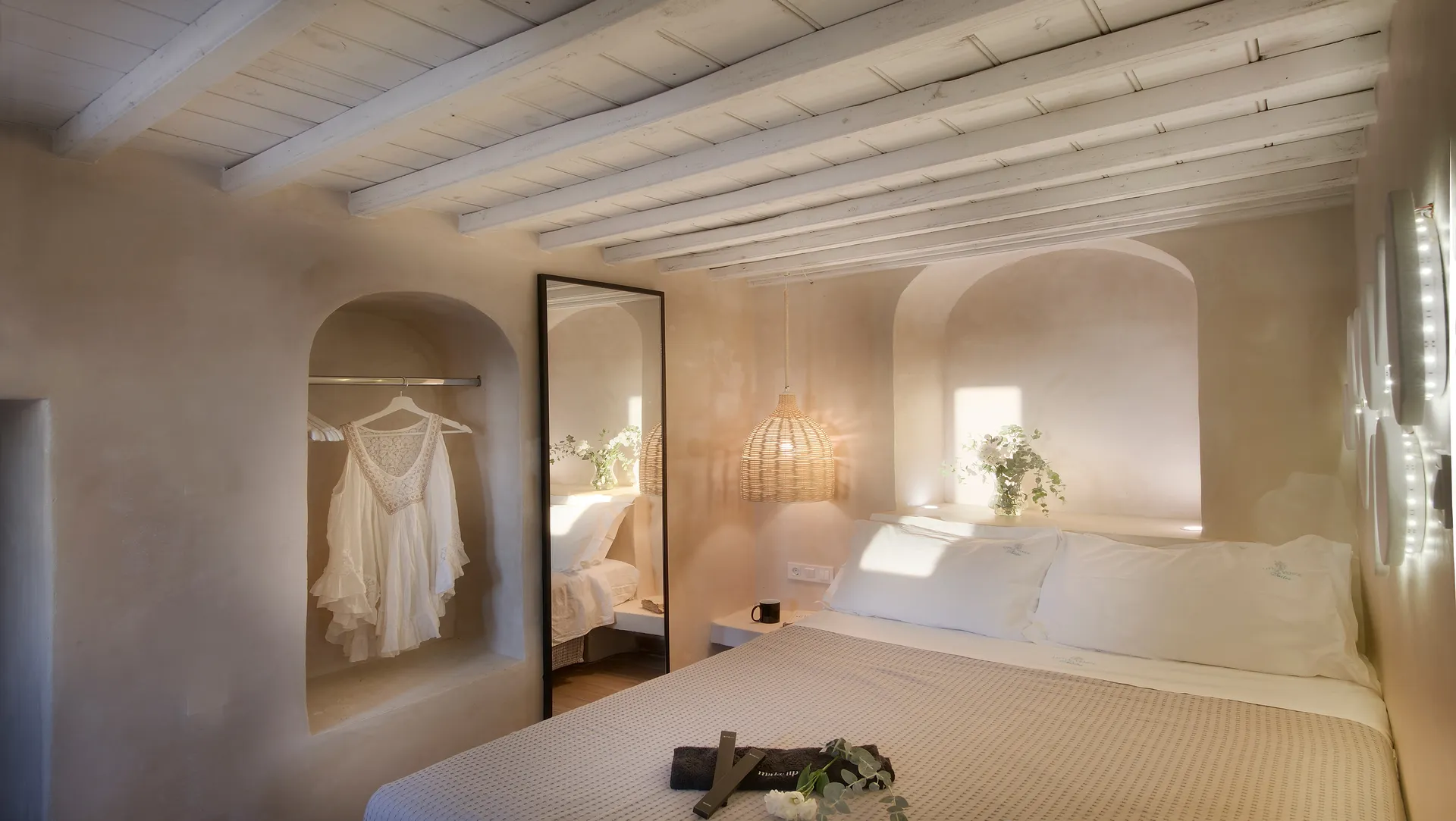 Maisonette bedroom with arched niche and wall mirror