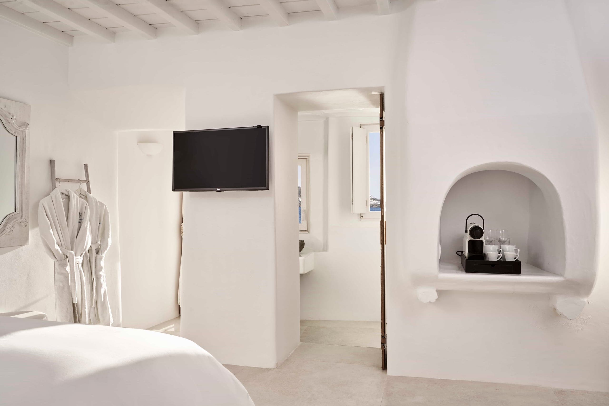 Room with TV and a coffee corner in an arched niche