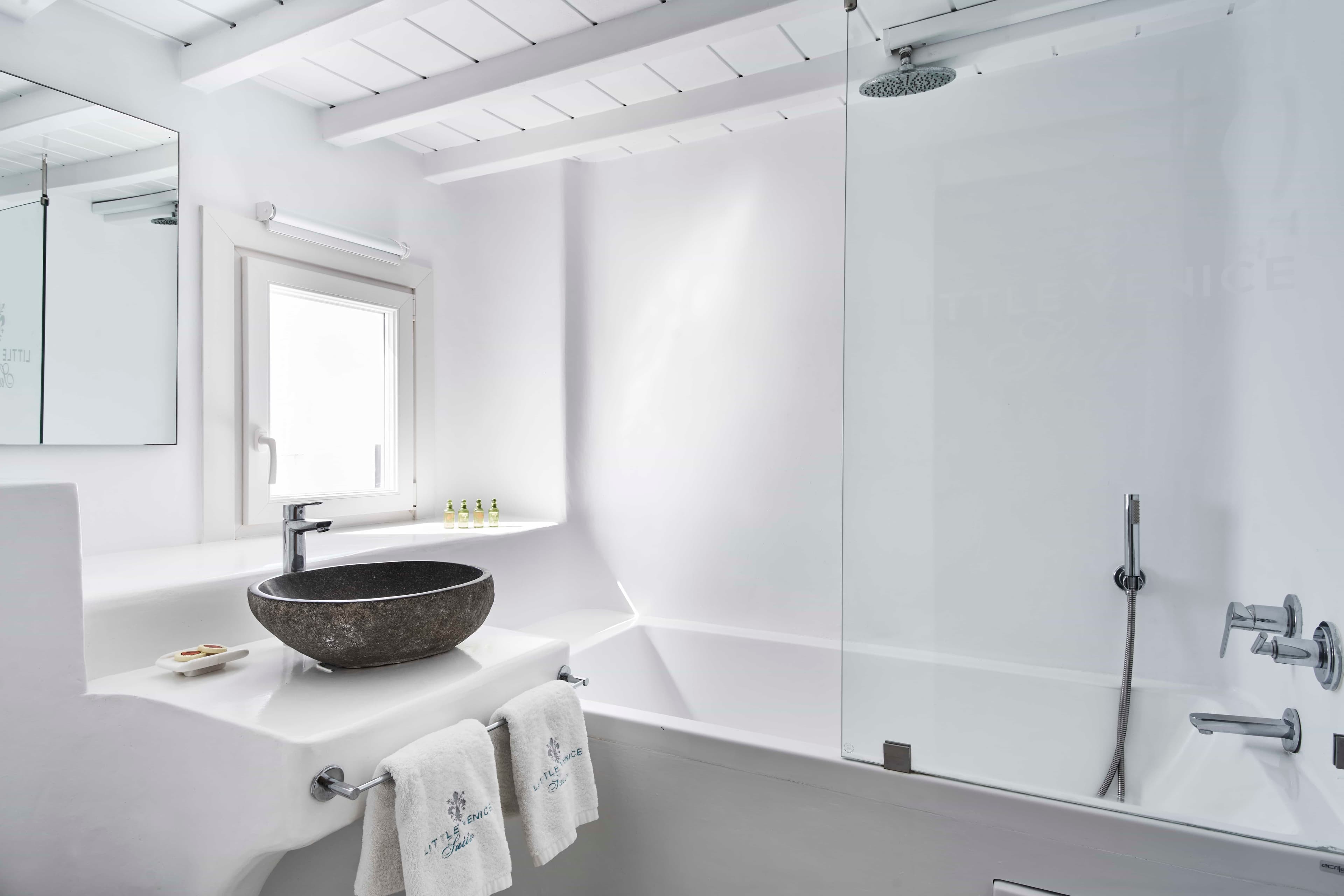 Superior Sea View Suite with Interior Spa Bath - Image 14